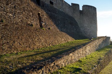 Abrantes Kalesi 'nin kaleleri ve surları, giriş rampası olan kuzey tarafı, gün batımında görüş, Abrantes, Portekiz - 21 Kasım 2023