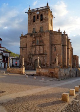 Varsayımların Hanımı Kilisesi, Küçük Bazilika, 17. yüzyılın başında tamamlandı, günbatımında, Torre de Moncorvo, Portekiz - 23 Mayıs 2023