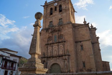 Varsayımların Hanımı Kilisesi, Küçük Bazilika, 17. yüzyılın başında tamamlandı, günbatımında, Torre de Moncorvo, Portekiz - 23 Mayıs 2023