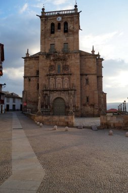 Varsayımların Hanımı Kilisesi, Küçük Bazilika, 17. yüzyılın başında tamamlandı, günbatımında, Torre de Moncorvo, Portekiz - 23 Mayıs 2023