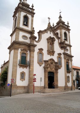 Guarda Misericordia Kilisesi, şu anki Barok cephesi 18. yüzyıldan kalma, Guarda, Portekiz - 20 Mayıs 2023