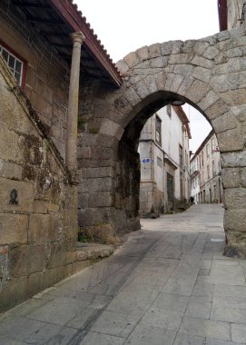 Ortaçağ Güneş Kapısı 'nın taş kemeri, Porta do Sol, namı diğer Herb Gate, Porta da Erva, Guarda, Portekiz - 20 Mayıs 2023