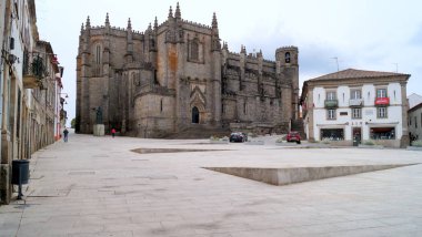 Gotik Katedral, Se da Guarda, 14. yüzyıldan 16. yüzyıla kadar inşa edilmiş, güney yüksekliği, Luis de Camoes Meydanı, Guarda, Portekiz - 20 Mayıs 2023