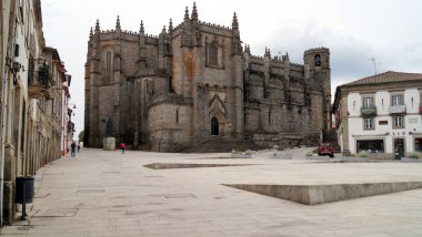 Gotik Katedral, Se da Guarda, 14. yüzyıldan 16. yüzyıla kadar inşa edilmiş, güney yüksekliği, Luis de Camoes Meydanı, Guarda, Portekiz - 20 Mayıs 2023