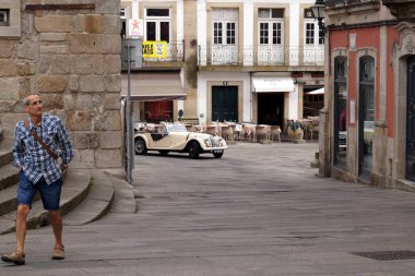 Viseu, Portekiz 'de eski bir arabanın olduğu sokak sahnesi - 20 Mayıs 2023