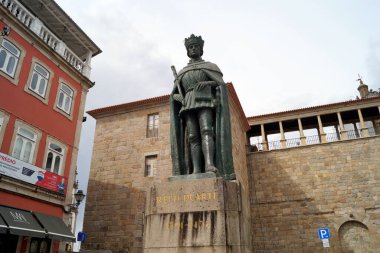 15. yüzyıl Portekiz Kralı Dom Duarte 'nin heykeli, kasabanın yerlisi Alvaro de Bree' nin heykeli, 1955 'te açıldı, Viseu, Portekiz - 20 Mayıs 2023