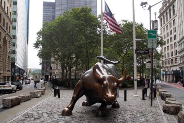 Suçlayan Boğa, nam-ı diğer Wall Street Boğa, Arturo Di Modica 'nın bronz heykeli, Broadway' de Bowling Green, New York, New York, ABD - 13 Ekim 2020