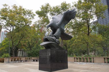 Bronz Amerikan Kartalı, Aşağı Manhattan, New York, New York 'taki Battery Park' taki 2. Dünya Savaşı Anıtı 'nın baş yapıtı.
