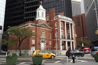 Kutsal Meryem Ana Kilisesi (solda), Aşağı Manhattan, New York, New York 'taki James Watson Evi' nin yanında, 13 Ekim 2020