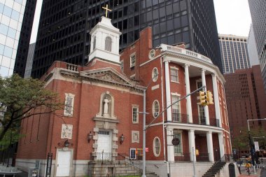 Kutsal Meryem Ana Kilisesi (solda), Aşağı Manhattan, New York, New York 'taki James Watson Evi' nin yanında, 13 Ekim 2020