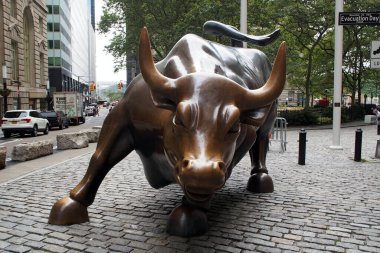 Suçlayan Boğa, nam-ı diğer Wall Street Boğa, Arturo Di Modica 'nın bronz heykeli, Broadway' de Bowling Green, New York, New York, ABD - 13 Ekim 2020