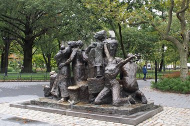 Göçmenler, Luis Sanguino 'nun heykeli, Battery Park' taki anıt, 1983 'te New York, New York, New York, ABD - 13 Ekim 2020