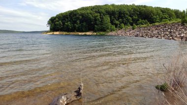 Round Valley Reservoir, batı yakasında dinlenme alanı plajı, Lübnan, NJ, ABD - 25 Mayıs 2019