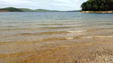 Round Valley Reservoir, batı yakasında dinlenme alanı plajı, Lübnan, NJ, ABD - 25 Mayıs 2019