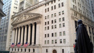 Broad Caddesi 'ne bakan New York Borsası' ndan Portico, sağdaki Federal Hall 'daki George Washington heykelinin silueti, New York, New York, ABD - 24 Mart 2016