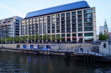 DDR Müzesi, Spree nehri üzerinde, Berlin Katedrali 'nin karşısında, Doğu Berlin' in orta bölgesinde, akşam saatlerinde, Almanya - 1 Mayıs 2016