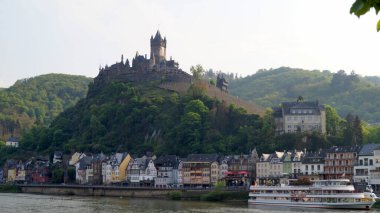 Moselle Nehri, tepe üstü İmparatorluk Kalesi 'ne bakan şehir ve çevre manzarası, Cochem, Almanya - 4 Mayıs 2022