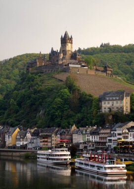 Moselle Nehri, tepe üstü İmparatorluk Kalesi 'ne bakan şehir ve çevre manzarası, Cochem, Almanya - 4 Mayıs 2022