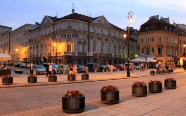 Wesslow Sarayı ile akşam manzarası, Krakowskie Przedmiescie ve Kozia Caddesi, Varşova, Polonya - 4 Temmuz 2012