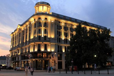 Hotel Bristol, 1901 yılında Neo-Rönesans tarzında inşa edilen tarihi lüks otel, Krakowskie Przedmiescie şehir merkezinde, akşam aydınlığında, Varşova, Polonya - 4 Temmuz 2012