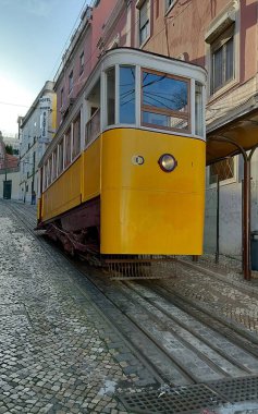 Gloria Funicular, Ascensor da Gloria, Lizbon, Portekiz 'in alt istasyonundaki tramvay - 1 Şubat 2024