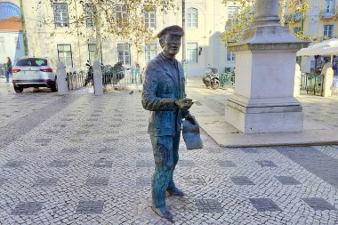 'O Cauteleiro', piyango bileti satıcısının bronz heykeli, Fernando Assis 'in heykeli, 1987' de Chiado, Lizbon, Portekiz 'deki Largo Trindade Coelho' da inşa edildi - 2 Şubat 2024