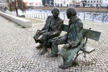 Fernando Lopes-Graca ve Fernando Araujo Ferreira 'nın anısına, Rui Fernandes' in heykeltraşı, Nabao Nehri 'nin sol kıyısında, Tomar, Portekiz - 6 Şubat 2024