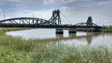 Sado Nehri üzerindeki eski köprü, Alcacer do Sal, Portekiz - 6 Mart 2024