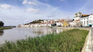 Tarihi merkezi olan Sado Nehri kıyısı manzarası, Alcacer do Sal, Portekiz 6 Mart 2024