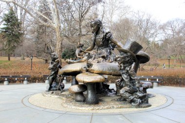 Heykel grubu Alice Harikalar Diyarında, Jose de Creeft tarafından Central Park 'ta 1959' da kuruldu, New York, New York, ABD - 23 Aralık 2023