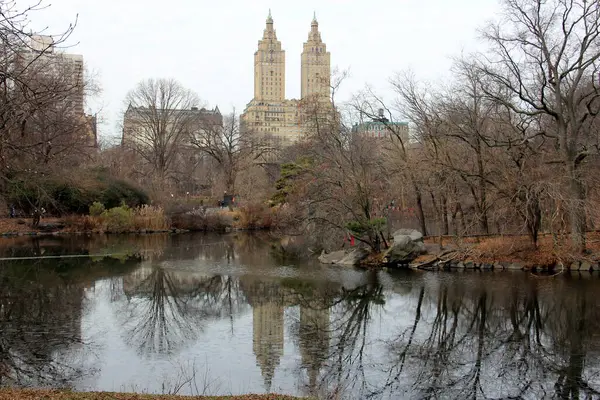 Yukarı Batı Yakası Göl ve ufuk çizgisi, Eldorado, ikonik Art Deco binası, merkezde, karsız kış öğleden sonra Central Park 'ta, New York, New York, New York, ABD - 23 Aralık 2023