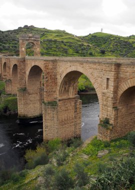 Trajan 'ın Alcantara Köprüsü, Roma taş kemer köprüsü, 104 ve 106 yılları arasında Tagus Nehri üzerine inşa edilmiş, Alcantara, Caceres, İspanya - 9 Mart 2024