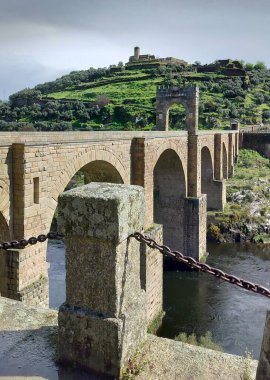 Trajan 'ın Alcantara Köprüsü, Roma taş kemer köprüsü, 104 ve 106 yılları arasında Tagus Nehri üzerine inşa edilmiş, Alcantara, Caceres, İspanya - 9 Mart 2024