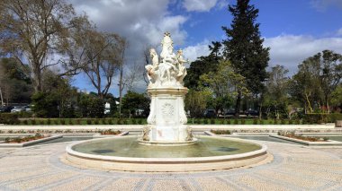 Marques de Pombal Sarayı 'nın bahçesinde Four Seasons Fountain, 18. yüzyılın ikinci yarısında Barok ve Rococo stillerinde inşa edilen saray kompleksi, Oeiras, Lizbon, Portekiz - 5 Mart 2024