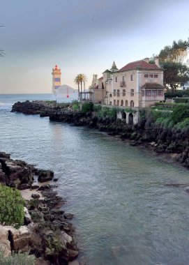 Santa Marta Deniz Feneri, şu anda bir deniz feneri müzesi olan Santa Marta Kalesi 'nin üzerine inşa edildi, günbatımı manzaralı, Cascais, Portekiz - 5 Mart 2024