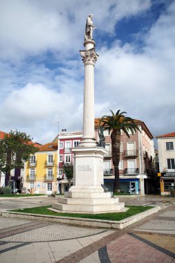 Anma sütununda Manuel Maria Barbosa l Hedois du Bocage 'in 18. ve 19. sentleri yer alıyor. Portekizli klasik şair, kasabanın yerlisi, Setubal, Portekiz - 2 Mart 2024