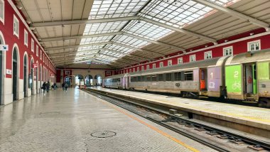 Portekiz 'in en eski tren istasyonu Santa Apolonia Tren İstasyonu 1856' da açıldı, yolcu treni cam tepe örtüsüyle perondaydı, Lizbon, Portekiz - 1 Mart 2024