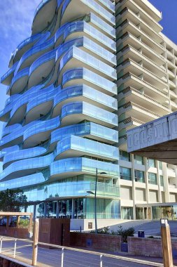 Troia Design Hotel, Portekiz Troia Yarımadası 'nın kuzey ucunda marina ve limana bakan - 27 Şubat 2024