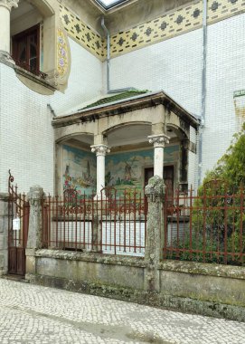 Palacete Jardim, 20. yüzyıl başlarında dekore edilmiş Art Nouveau tarzı villa, detaylar, metal çit ve ön veranda, Covilha, Portekiz - 10 Mart 2024
