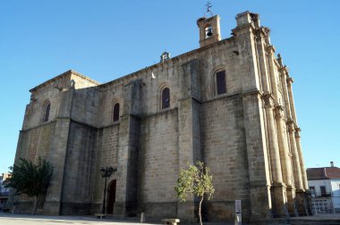 Aziz Andrew Kilisesi, 13. yüzyılda kuruldu, 1588 'de tamamlandı, şehrin tarihi kalbinde, günbatımında, Zarza Belediye Başkanı, Caceres, İspanya - 24 Kasım 2023