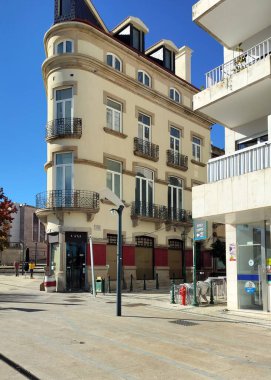 20. yüzyılın çok katlı çok katlı ticari ve konutlu köşeli binası, şehir meydanının karşısında, Castelo Branco, Portekiz - 23 Kasım 2024