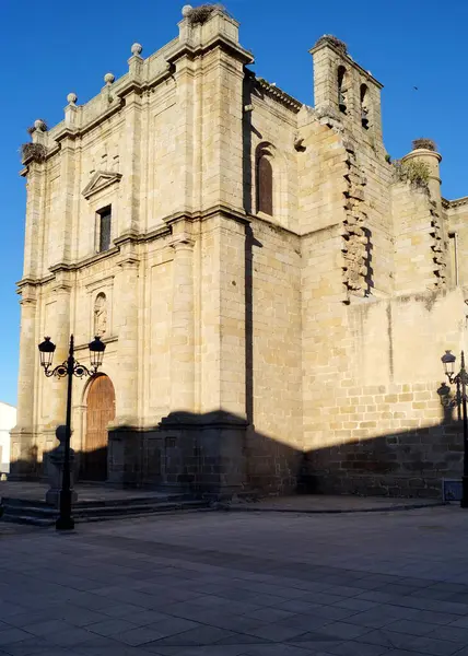 Aziz Andrew Kilisesi, 13. yüzyılda kuruldu, 1588 yılında tamamlandı, şehrin tarihi kalbinde, gün batımında Zarza Belediye Başkanı, Caceres Eyaleti, İspanya - 24 Kasım 2023