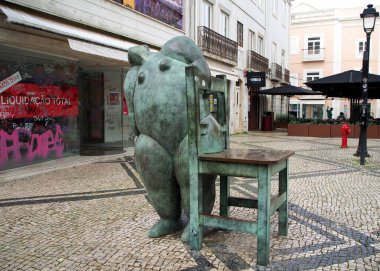 'Sandalyeli Kız', Joao Duarte 'nin bronz heykeli, 2016 yılında Largo da Ribeira Velha' da kuruldu, eski kasaba, Setubal, Portekiz - 27 Şubat 2024