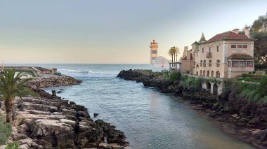 Santa Marta Deniz Feneri, şu anda bir deniz feneri müzesi olan Santa Marta Kalesi 'nin üzerine inşa edildi, günbatımı manzaralı, Cascais, Portekiz - 5 Mart 2024