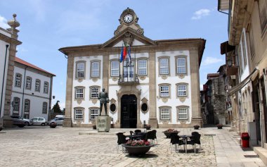 Belediye Binası, Camara Belediyesi, Vilar de Perdizes Lordu 'nun evi olarak 19. yüzyılda inşa edildi ve Dom Afonso, Count de Barcelos anıtı Camoes Meydanı, Chaves, Portekiz - 22 Mayıs 2023