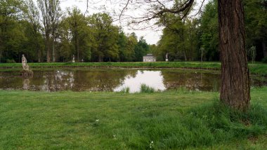 Fasanerie Şatosu 'nun parkındaki gölet, akşam saatlerinin erken saatlerinde, Eichenzell, Fulda, Almanya - 10 Mayıs 2022