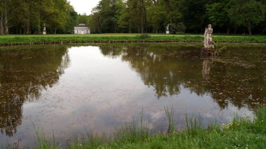 Fasanerie Şatosu 'nun parkındaki gölet, akşam saatlerinin erken saatlerinde, Eichenzell, Fulda, Almanya - 10 Mayıs 2022