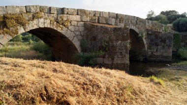 Eski Köprü, Ponte Velha, Ponsul Nehri üzerindeki Roma ve ortaçağ taş köprüsü, Idanha-a-Velha, Portekiz - 18 Mayıs 2023
