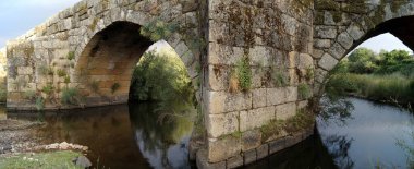 Eski Köprü 'nün taş kemerleri, Ponte Velha, Roma ve ortaçağ köprüsü Ponsul Nehri, Idanha-a-Velha, Portekiz - 18 Mayıs 2023