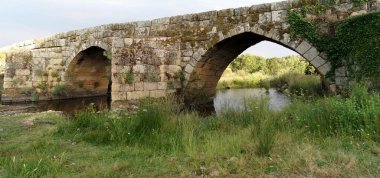Eski Köprü, Ponte Velha, Ponsul Nehri üzerindeki Roma ve ortaçağ taş köprüsü, Idanha-a-Velha, Portekiz - 18 Mayıs 2023
